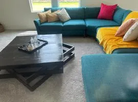 Cozy Modern Retreat, Comfortable and Spacious