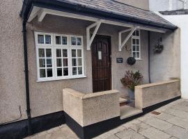 Two bedroom character cottage, pet-friendly hotel in Rhuddlan