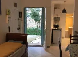 Proche du Château de Versaillles une Chambre avec Jardin