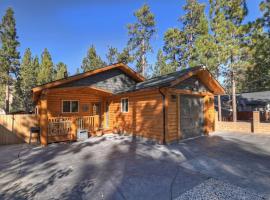 Stylish Elysian Big Bear Cabin w Enclosed backyard, pet-friendly hotel in Big Bear City