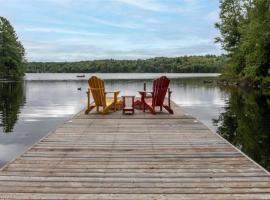 3BR Rebecca Lakehouse with Fireplace Wifi and Dock、Oxtongue Lakeのシャレー