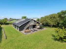 Four-Bedroom Holiday Home Humble With A Fireplace 01