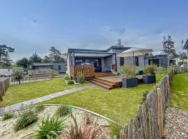 Chalet de standing, 7 couchages, piscine chauffée, proche plage et commerces, WIFI inclus - FR-1-361-463