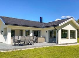 3 Bedroom Cozy Home In Gotlands Tofta, hotell i Tofta