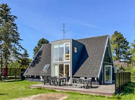 Nice Home In Rudkbing With Jacuzzi – domek wiejski w mieście Spodsbjerg