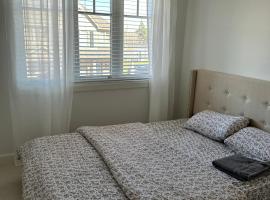 Private room with shared bathroom, homestay di London