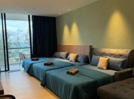 SS Staycation @Roxy Sematan Beach Apt, hotel com piscinas em Sematan