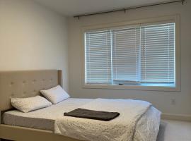 Private, nice and cozy bedroom with shared bathroom, homestay in London