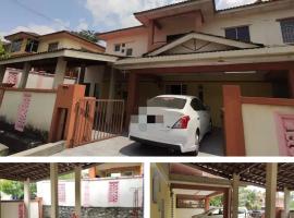 Balinese Villa at Seri Kembangan 12 to 15 pax, casa rústica em Seri Kembangan