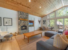 Spacious 4BR Home 2 Decks with BBQ and Outdoor Furniture Walk to Lake Trails and More – dom wakacyjny w mieście Tahoma