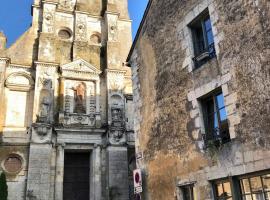 Tour St Sauveur, hotel con campo de golf en Bell&ecirc;me