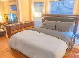 Bright vintage Apt in the heart of Seattle