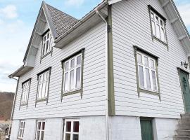 Holiday home GURSKØY II, дом для отпуска в городе Leikanger