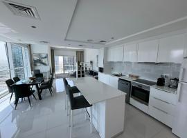 One bedroom apartment with pool & gym near Marina, hotel cerca de Jumeirah Lakes Towers Tram Station 1, Dubái