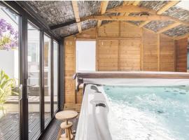 Empress Tree Cottage with large hot tub, cheap hotel in Poole