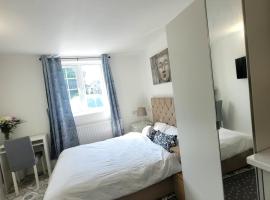 Annexe Studio own entrance and parking, hotel in Ruislip