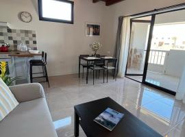 Moderno apartamento frente al mar en una de las mejores zonas de la Santa en Lanzarote – hotel w mieście La Santa
