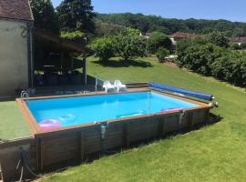 la maison d'en bas avec belle piscine, villa in Chailley