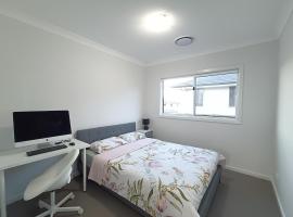 Cosy, Modern Room with Spacious Living Area, ξενοδοχείο με πάρκινγκ σε Kellyville