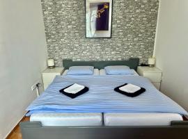 Jsmit Music&Bar&Apartments, balkóny v apartmánah, bar dole