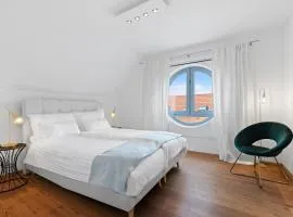 HELLOFLATS - Luxury Penthouse - 8 Guests - Balcony - Parking - City Center - Therme 10 Min - Airport 15 Min
