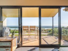 Luxurious 3 bedroom beachfront - panoramic views, hotel en Port Adelaide