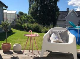 Koselig hus med stor og solrik hage, hotel que aceita pets em Lillehammer