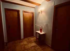 Hostal La Muralla, parkol&oacute;val rendelkező hotel Fortanet&eacute;ben