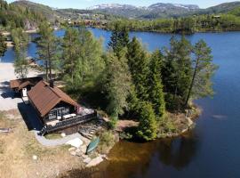 Holiday cottage with sauna close to Kjerag, khách sạn gần Trollekspressen, Tjørhom