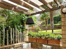 Confortevole Bilocale Giardino Doppio Parcheggio, hotel en Punta Ala