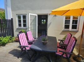 Lejlighed med dejlig gårdhave på Thurø A, hotel em Svendborg