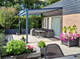 Cozy bungalow (Near beach, tulip fields, etc), khách sạn ở Noordwijkerhout