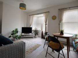Homely 1 Bedroom Flat with FREE Parking، فندق في سويندون