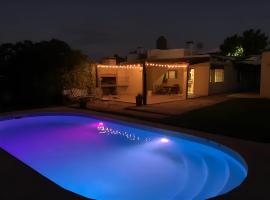 CCasa con piscina para 8 personas, cottage in Mercedes