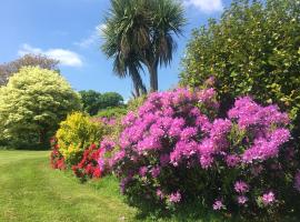 Stay on the grounds of this beautiful Manor house: Wimborne Minster şehrinde bir otel