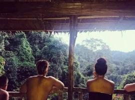 LOVELY JUNGLE LODGE & JUNGLE TREKING only book with us, chalet à Bukit Lawang