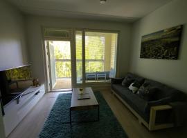 Modern compact apartment 25 minutes from Helsinki, allotjament amb cuina a Espoo