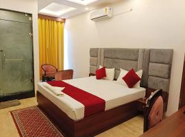 Hotel Grand Maurya, ξενοδοχείο σε Siwān