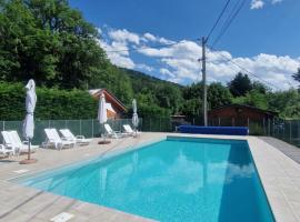 Chalet bord de lac avec piscine 2A, hotel u gradu Laffrey