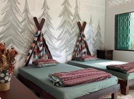 Cọ cùn HomestayR3 single beds、バンメトートのキッチン付きホテル