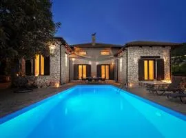 Villa Terra, private, luxury villa with pool 10 mins drive from the beach