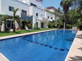 3 Bedroom house with swimming pool gated community 200 mbps, hotel em Playa del Carmen