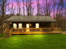--AVAIL NEW BOOKING PROMOTIONS --- Secluded Cabin King Bed XBOX WIFI HotTub Games Firepit Close to Hiking Trails, hotel Loganben