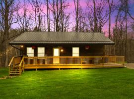--AVAIL NEW BOOKING PROMOTIONS --- Secluded Cabin King Bed XBOX WIFI HotTub Games Firepit Close to Hiking Trails, hotel in Logan
