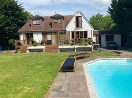 5-Bedroom House with a Stunning Pool, Expansive Garden, Trampoline, and Swings, hotel di Shepperton