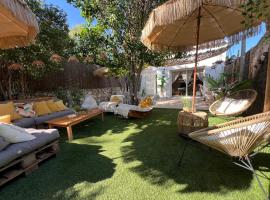 Maisonnette avec terrasse et jardin-Parking privé-9mn des plages à pied, hytte i La Ciotat