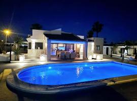 Private Luxury 5 Bedroom Villa Tropical Garden With Waterfall, Pool, Bar, BBQ, Rated best location in Torrevieja close to Beach, Waterparks, Bars & Restaurants – hotel w mieście Torrevieja