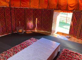 Зона отдыха Сұңқар, kamp sa luksuznim šatorima u gradu Qarqaraly