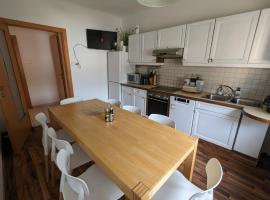 Perfect for Long Stays - 3BR Apt Across from Wels Convention Centre, hotel i Wels