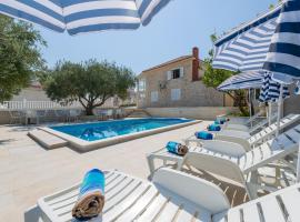 Villa Tomasovic with pool in Podstrana, hotel v destinaci Podstrana